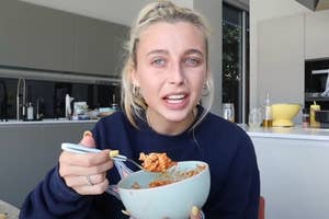 Emma Chamberlain holding a bowl of pasta